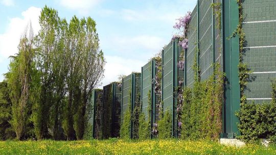 10 kilometrów ekranów przy torach. Czy wysoką „ścianę” można obniżyć?