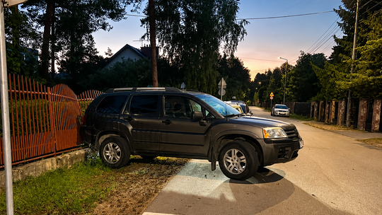 Auto przejechało po kierowcy. Seria zdarzeń drogowych