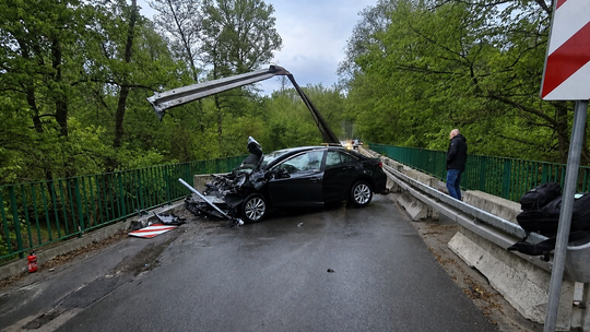 Auto wbiło się w bariery na moście. Czy Otwock, Wiązowna i powiat dogadają się ws. nowej przeprawy?