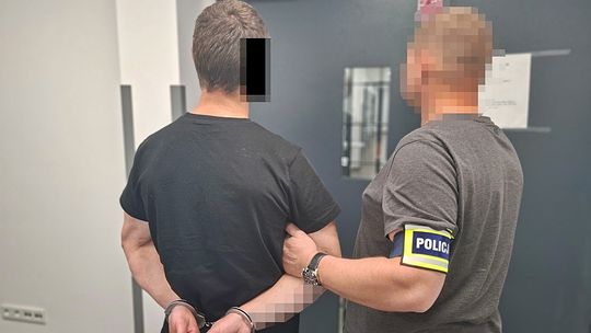Awantura w mieszkaniu. 27-latek zaatakował policjantów