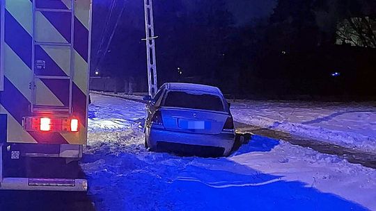 Bmw wbiło się w słup