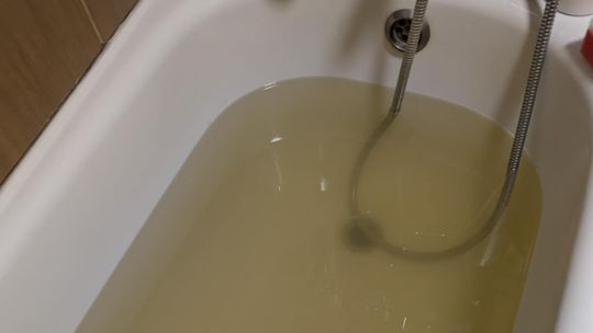 Brunatna woda w kranach w centrum Otwocka