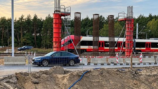 Budowa wiaduktu na Brücknera i Werbeny. Co z drogą przez las? Nasz raport z linii otwockiej