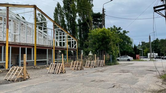 Budują nową halę targową dla kupców. Kiedy będzie gotowa?