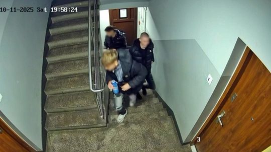 Bulwersująca napaść na klatce schodowej