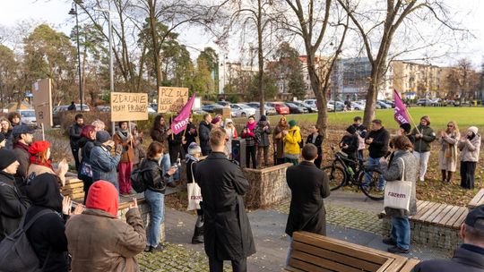 Burzliwy protest w centrum Otwocka ws. szpitala powiatowego. Padły mocne słowa