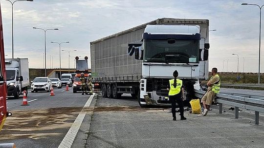 Ciężarówka uderzyła w bariery na S17