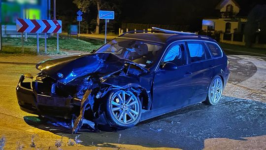 Czołowe zderzenie BMW i seata. Kierowca próbował uciec [AKTUALIZACJA]