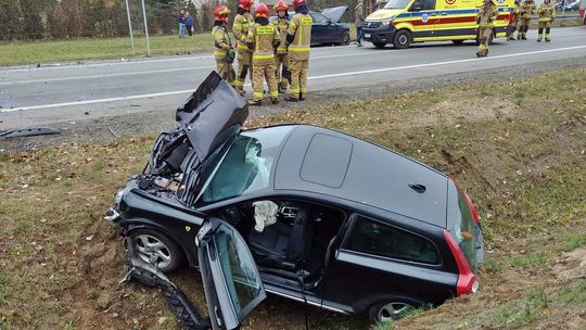 Czołowe zderzenie na trasie 801 przy markecie