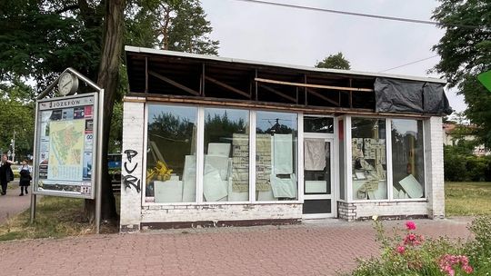 Dawna księgarnia straszy w centrum Józefowa! Co dalej z budynkiem?