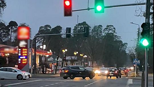 Dlaczego zielone światło na ul. Majowej świeci się dla zamkniętej drogi?