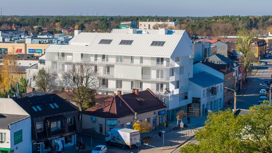 Dom z dwoma wieżami już stoi. Obok będzie nowy obiekt handlowy w stylu świdermajer