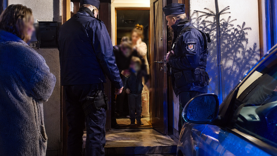 Dramat za zamkniętymi drzwiami. Sąsiad wezwał policję do dziecka i jego matki