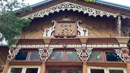 Drewniane „koronki” sprzed 130 lat. Niezwykła plebania w powiece otwockim