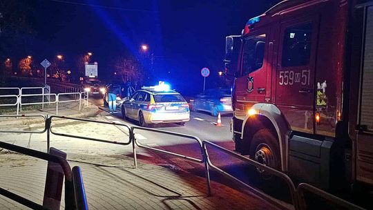 Ciężarówka w rowie i wypadek na trasie „50”. Dwie osoby trafiły do szpitala