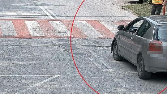 Dzieci wychodziły ze szkoły. Zignorował znak STOP i z impetem wjechał na pasy! [FILM]