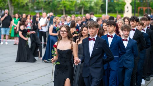 Eleganckie stroje, czerwone róże i polonez. Tak ósmoklasiści pożegnali podstawówkę