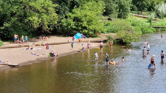 Gdzie nad wodę w weekend? Najlepsze miejsca na kąpiel, plażowanie i piknik w okolicach Otwocka