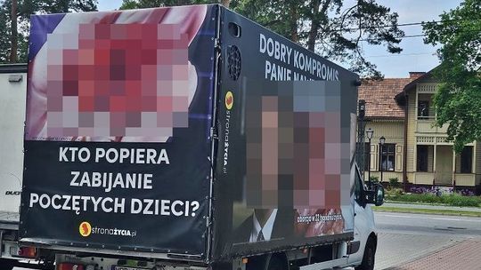Gdzie wolność słowa, a gdzie ochrona dzieci? Ciężarówka z drastycznymi obrazami w centrum miasta