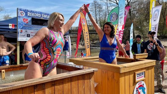 Józefów ma rekord świata w morsowaniu. Sukces Morsy SHARK Team!