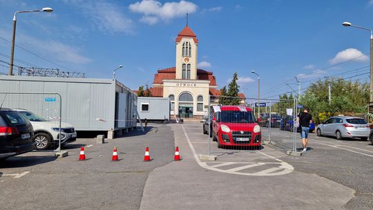 Koniec z parkowaniem przed dworcem. Kasa i toaleta w kontenerze – tak zaczyna się remont dworca