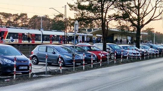 Kierowcy stracą parking przy PKP Józefów. Gdzie zostawić auto?