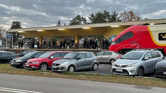 Kierowcy stracą ponad 500 miejsc parkingowych wzdłuż linii Wawer-Otwock. Gdzie parkować?