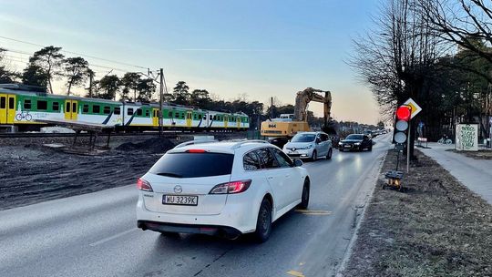 Korki i utrudnienia na trasie do Warszawy. Zmiany przy PKP Józefów i zamknięcia ulic