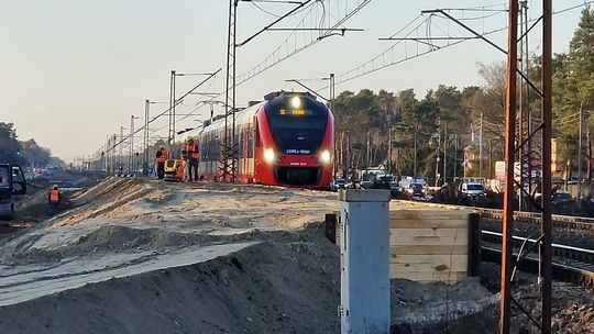 Korki przy torach, utrudnienia i budowa tymczasowych peronów na linii Wawer–Otwock