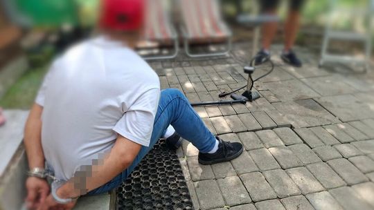 Ktoś zabrał kostkę z drogi i rozebrał altanę. Finał tej sprawy zaskakuje