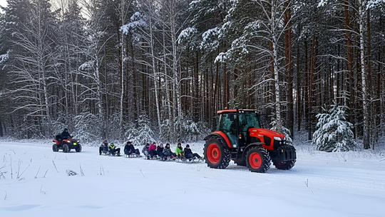 Kuligi za traktorami i autami na obrzeżach Otwocka. Policja ostrzega