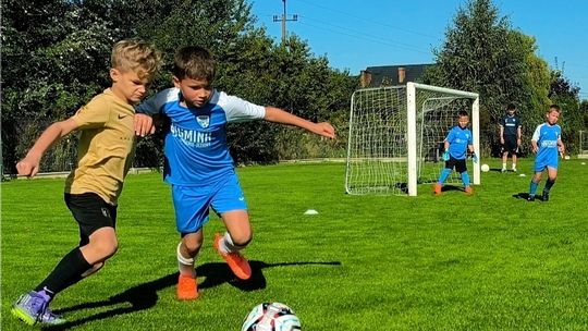 Młodzi piłkarze zagrali w Dziecinowie. Zagrało siedem drużyn