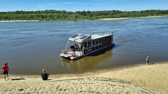 Niski poziom Wisły wstrzymał kursy promem z Wawra do Wilanowa