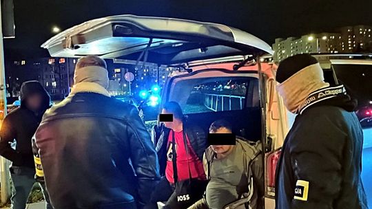 Nocne kradzieże, spalone wraki i obława. Policja dopadła gang samochodowy [FILM]