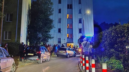 Nocny pożar w bloku przy Batorego. Szybka akcja strażaków [FOTO]