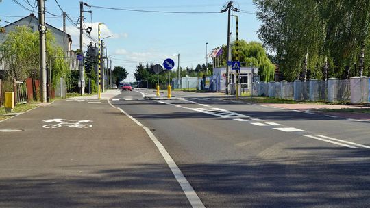 Nowiutka droga przez wieś do trasy S17