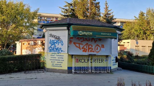 Od prasy, słodyczy, biletów i kart kolekcjonerskich po drobiazgi. Kończy się era kiosków Ruchu