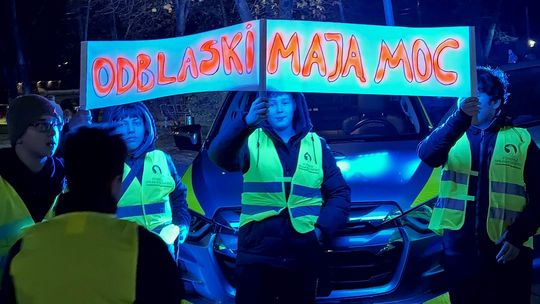Odblaski mają moc! Wieczorna akcja uczniów „Jedynki” w Józefowie