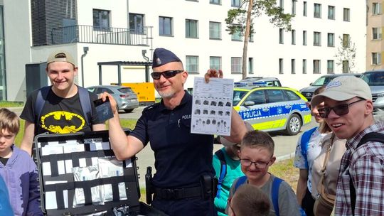 Odciski palców, policyjny pies i strzelnica. Uczniowie odwiedzili otwocką komendę