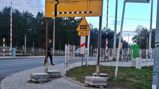 Otwocki kwiatek drogowy. Kierowcy dostali informację o objeździe, piesi przeszkodę