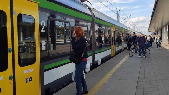 Pociąg przyjedzie, czy nie? Czy ominie Radość, Michalin albo Świder? Pasażerowie tracą cierpliwość
