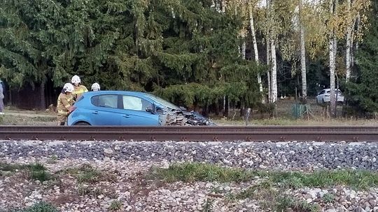 Pociąg uderzył w auto, którym jechała kobieta z dziećmi