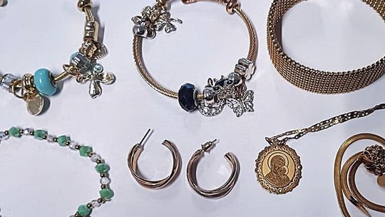 Policja poszukuje właścicieli biżuterii. Publikujemy ponad 100 zdjęć