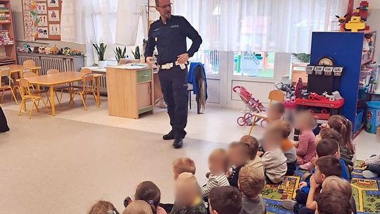 Policyjna lekcja w przedszkolu w Otwocku