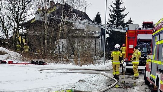 Ponad 30 strażaków walczyło z pożarem w Brzezince
