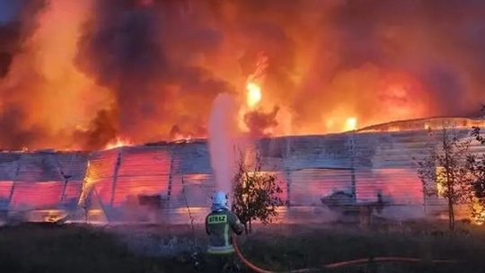 Potężny pożar pod Otwockiem. Zawaliły się dwie hale
