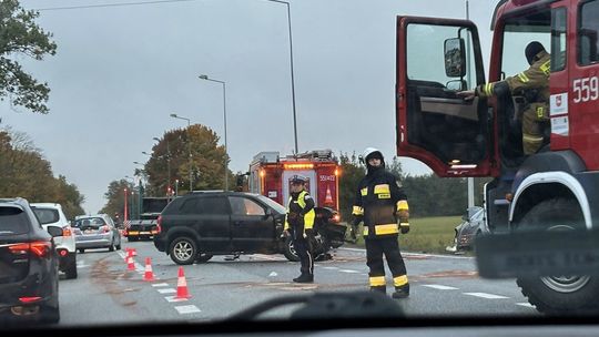Potrącenie nastolatka, staranowany przystanek i wypadek na trasie „50”
