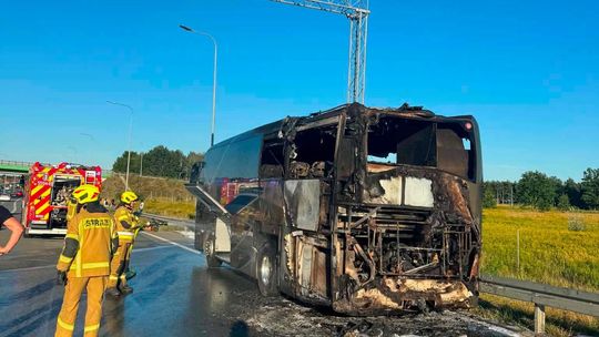 Pożar autokaru i mały karambol
