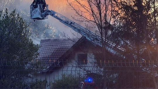 Pożar domu pod Karczewem. Interweniowało kilka jednostek straży