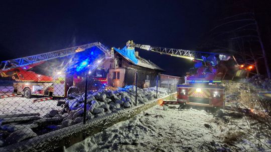 Pożar domu w noc sylwestrową. Rodzina z dziećmi potrzebuje pomocy. Trwa zbiórka